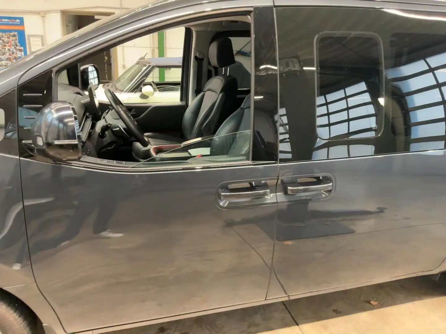 Hyundai STARIA Signature 4WD Relax AHK Assist ACC DAB Šedá - 2