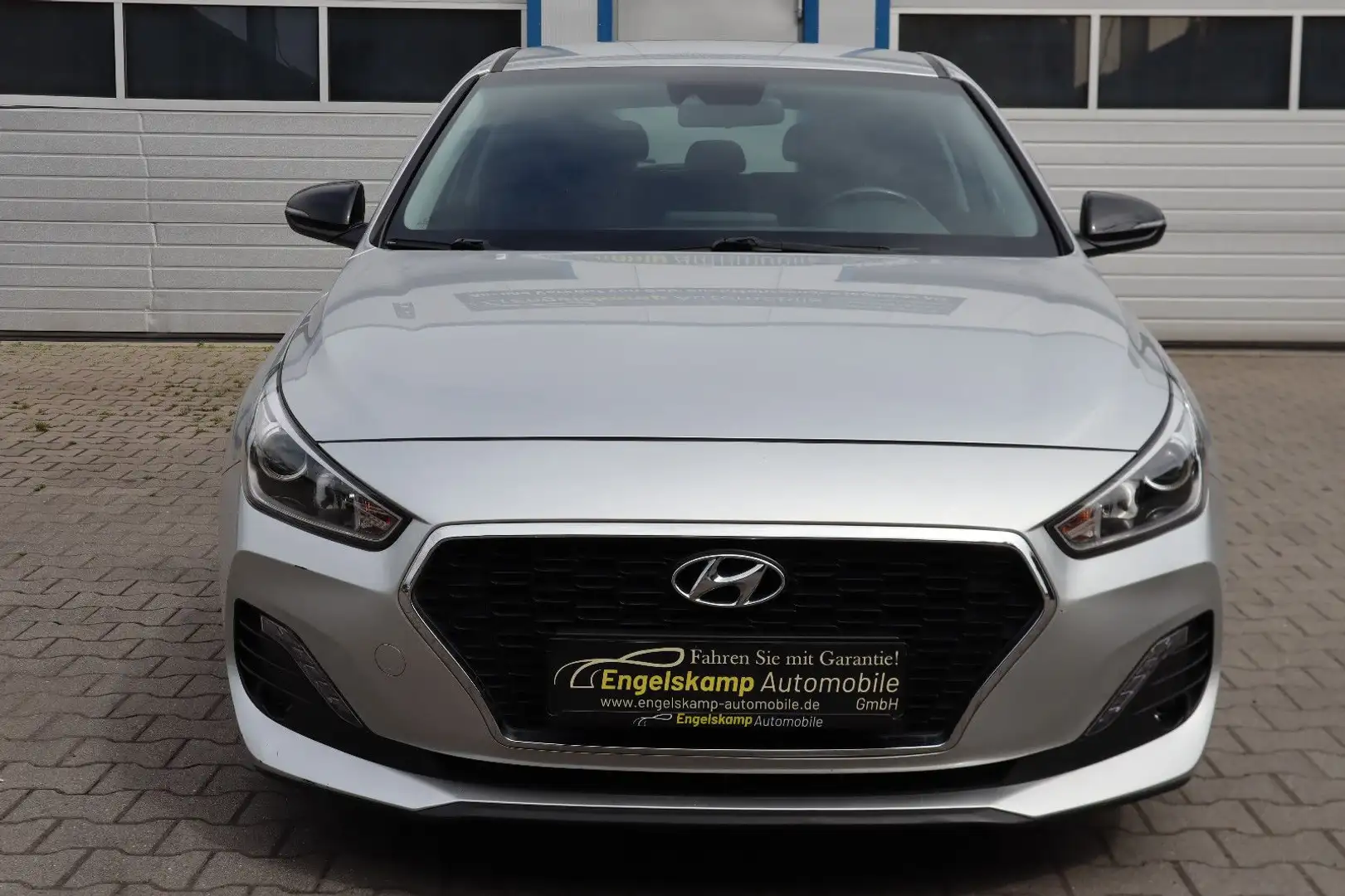 Hyundai i30 1.4 YES!/AUTM./NAVI/CAM/ALLW./PDC/SCHECKHEFT Silver - 2