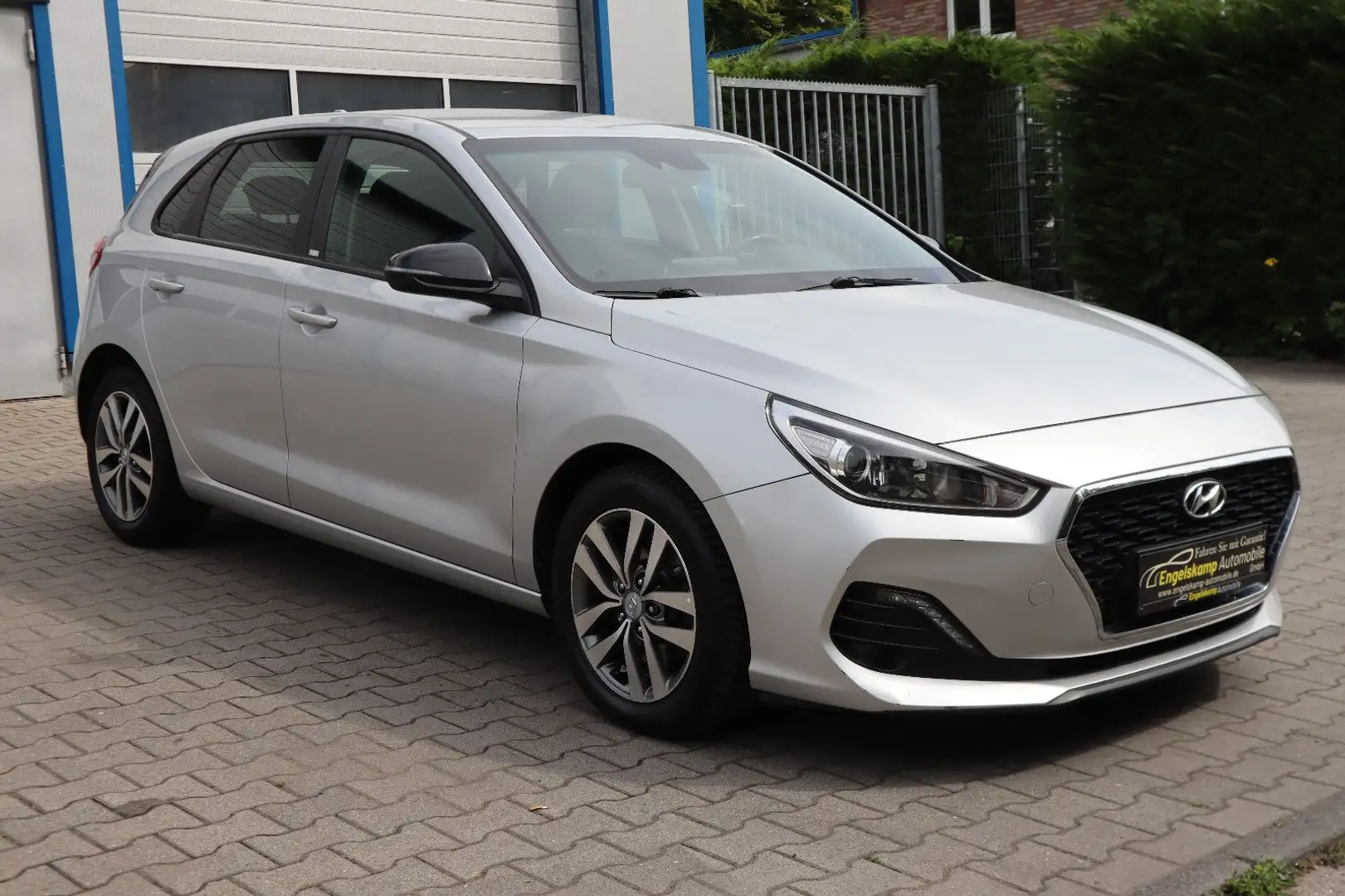 Hyundai i30 1.4 YES!/AUTM./NAVI/CAM/ALLW./PDC/SCHECKHEFT Silver - 1