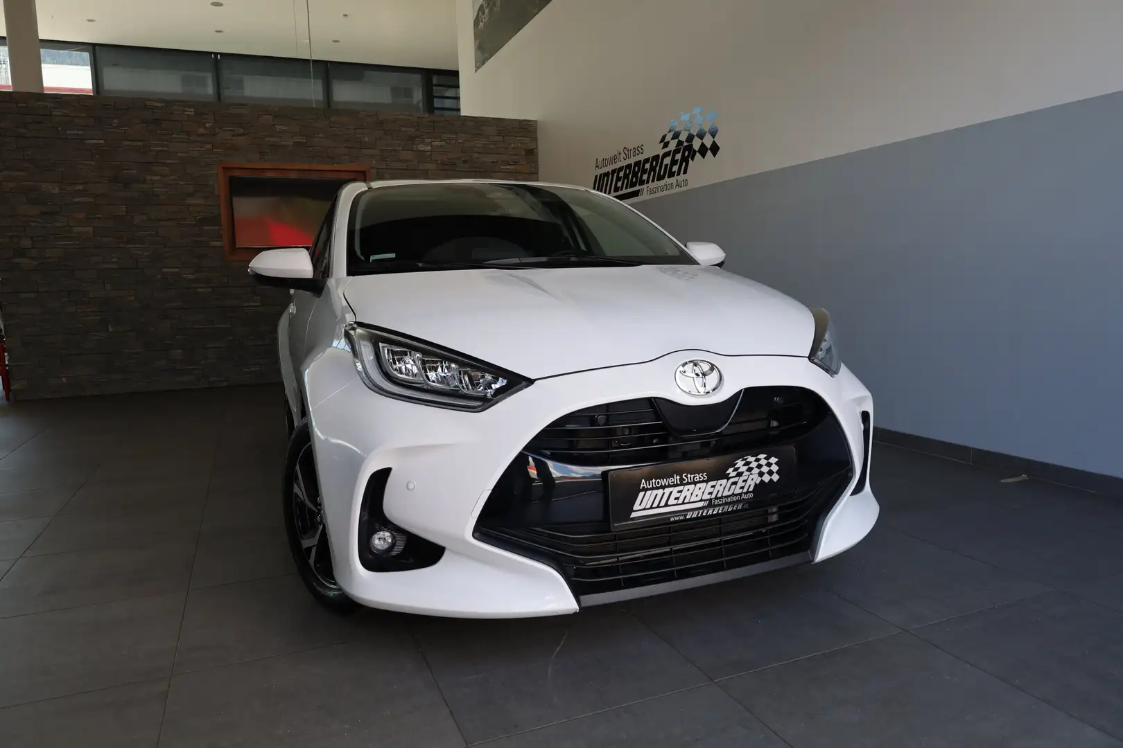 Toyota Yaris 1.5 VVT-i Hybrid Acive Drive Weiß - 2