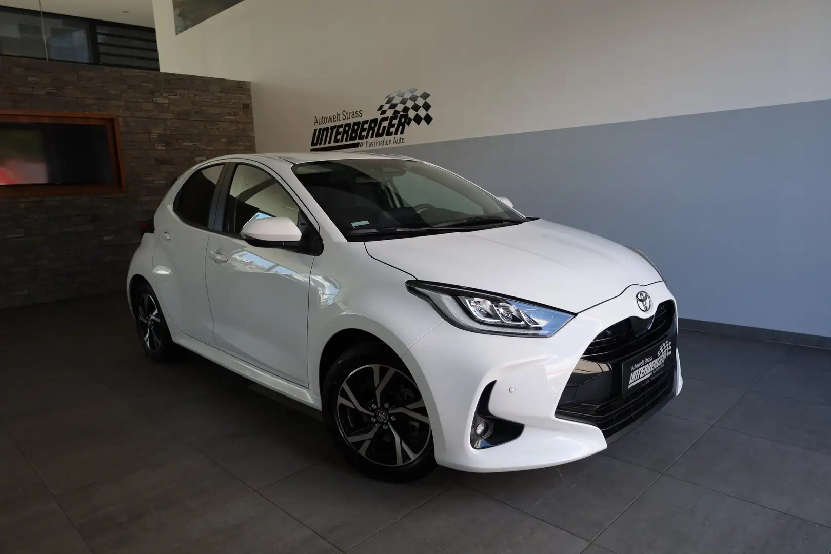 Toyota Yaris 1.5 VVT-i Hybrid Acive Drive Weiß - 1