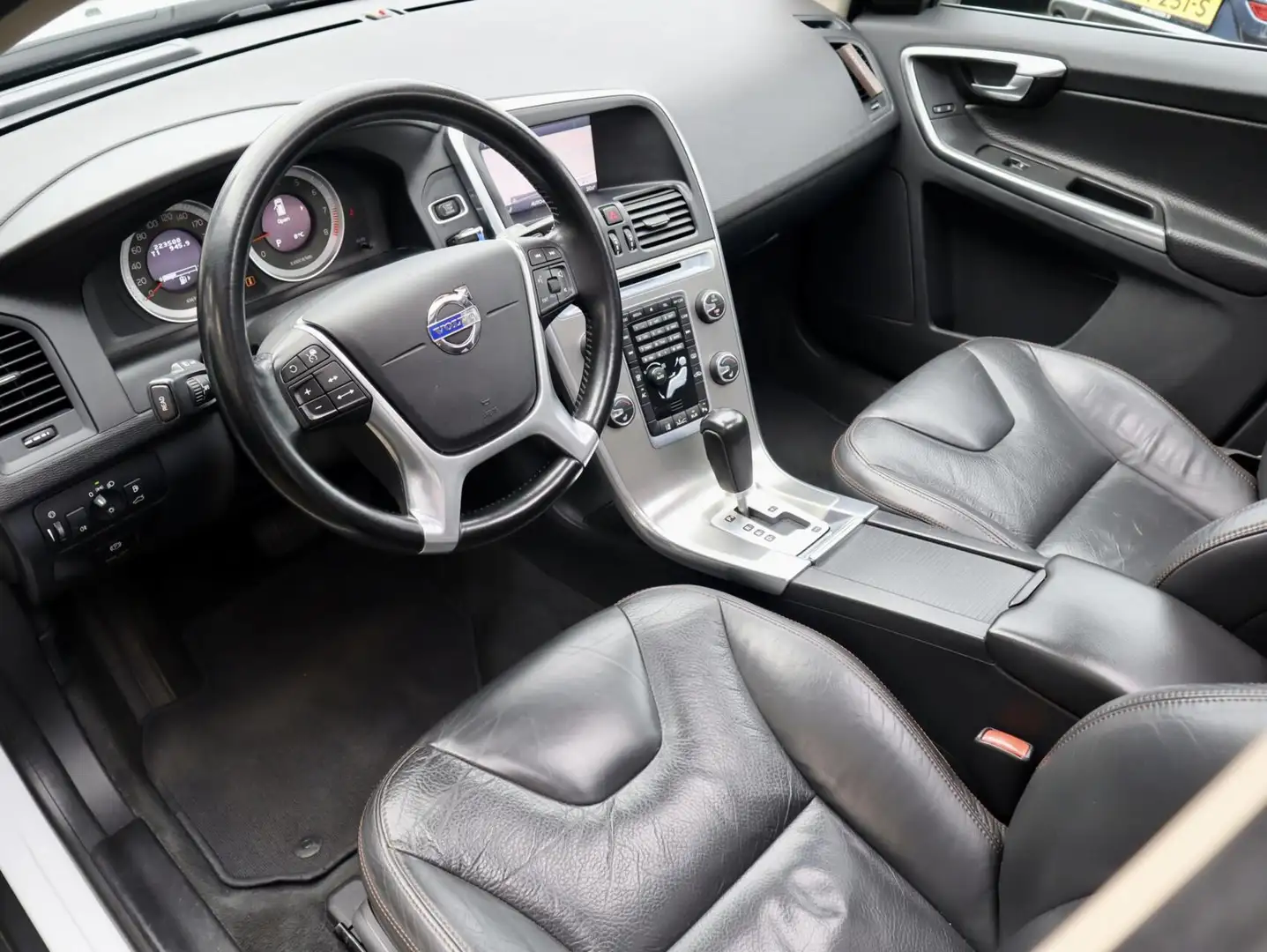 Volvo XC60 2.0 T5 Summum Automaat, Panodak, Leder, Trekhaak Wit - 2