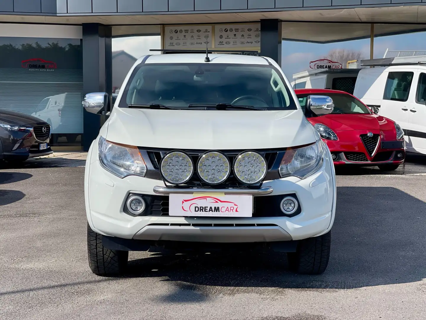 Mitsubishi L200 Mitsubishi L200 2.4 DI-D  Diesel - Manuale -181 CV Bianco - 2
