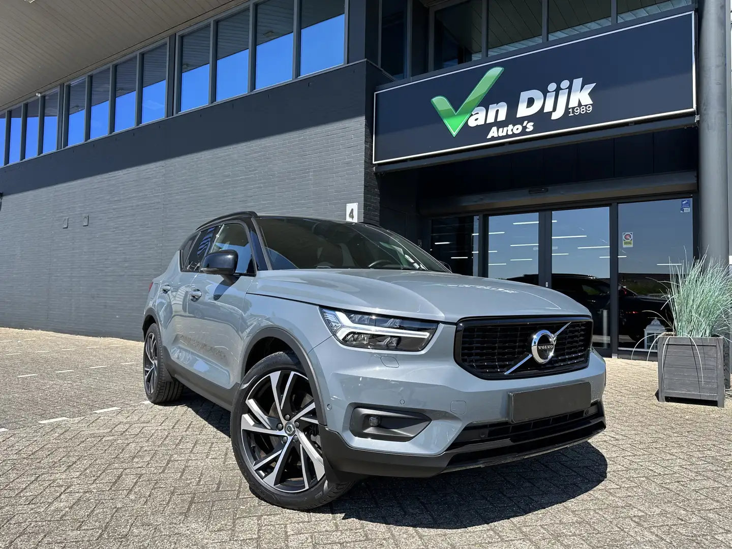 Volvo XC40 1.5 T5 Recharge R-Design Grijs - 1