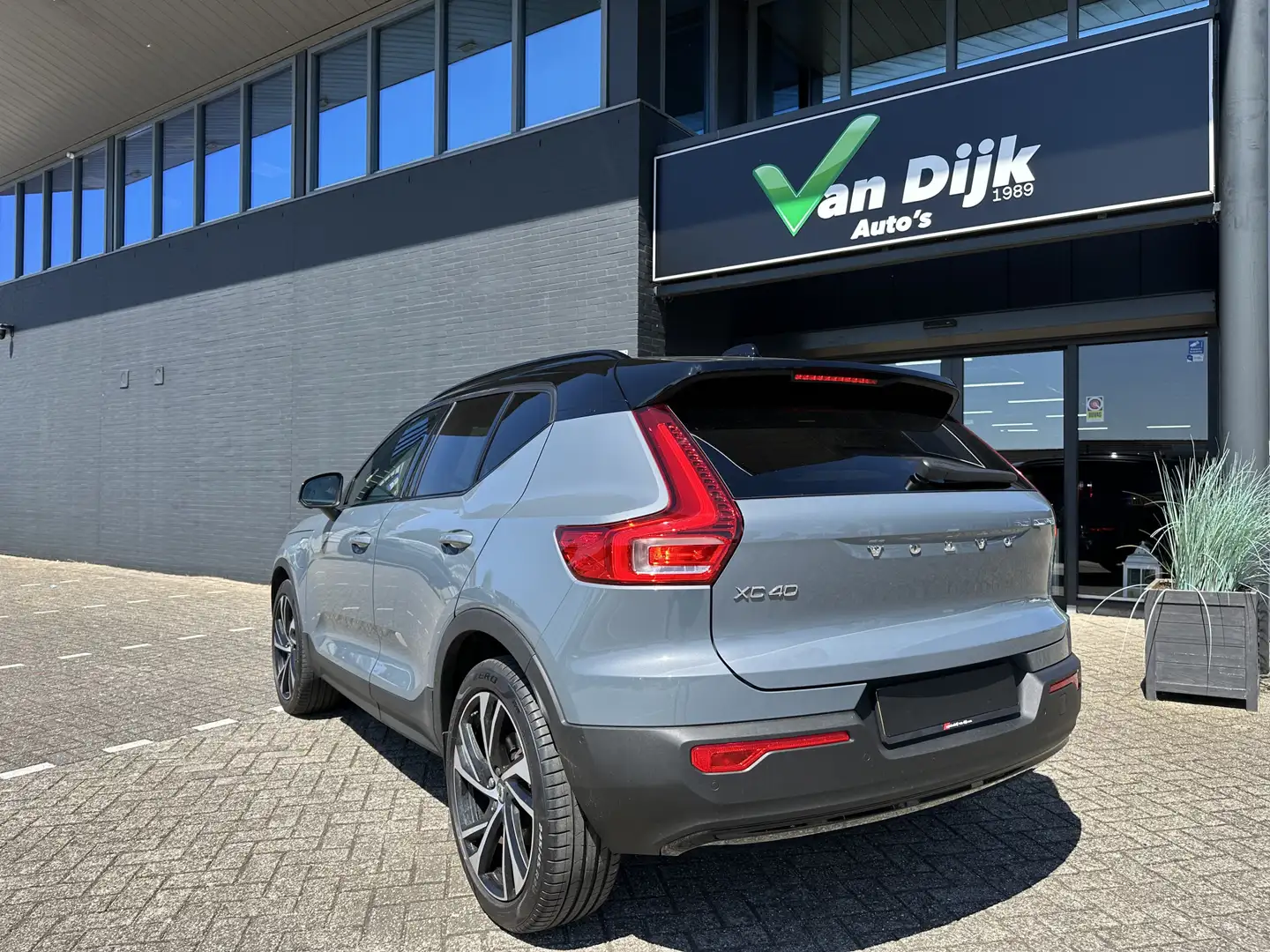Volvo XC40 1.5 T5 Recharge R-Design Grijs - 2