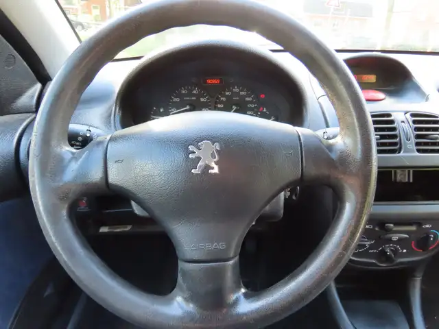 Peugeot 206 view 10