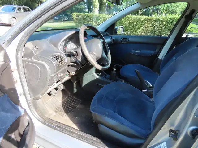 Peugeot 206 view 6