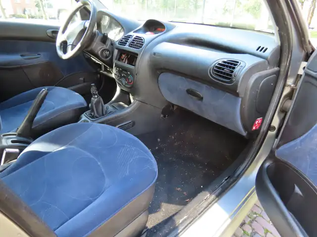 Peugeot 206 view 8