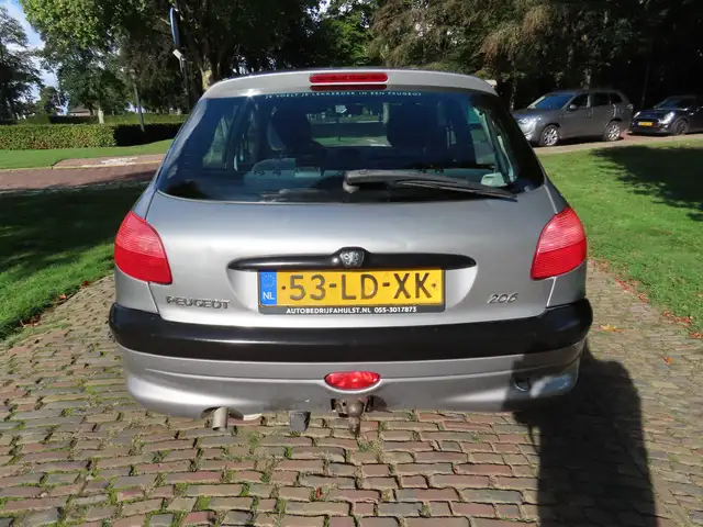 Peugeot 206 view 5