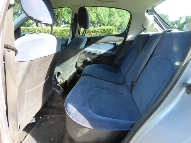 Peugeot 206 view 7