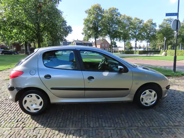 Peugeot 206 view 3