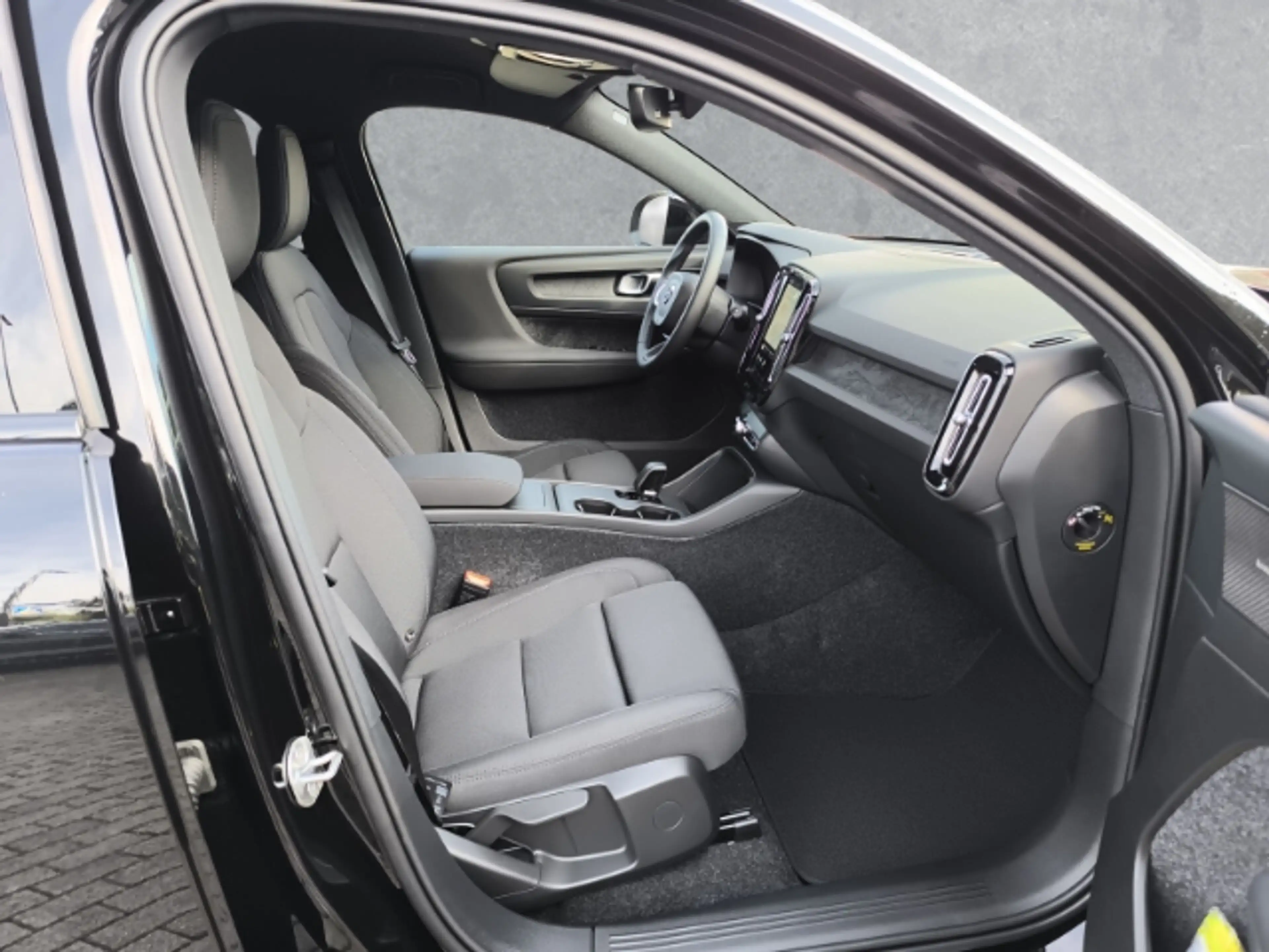 Volvo EX40 Plus Black Edition Single Motor RWD StandHZG El. P — photo 3
