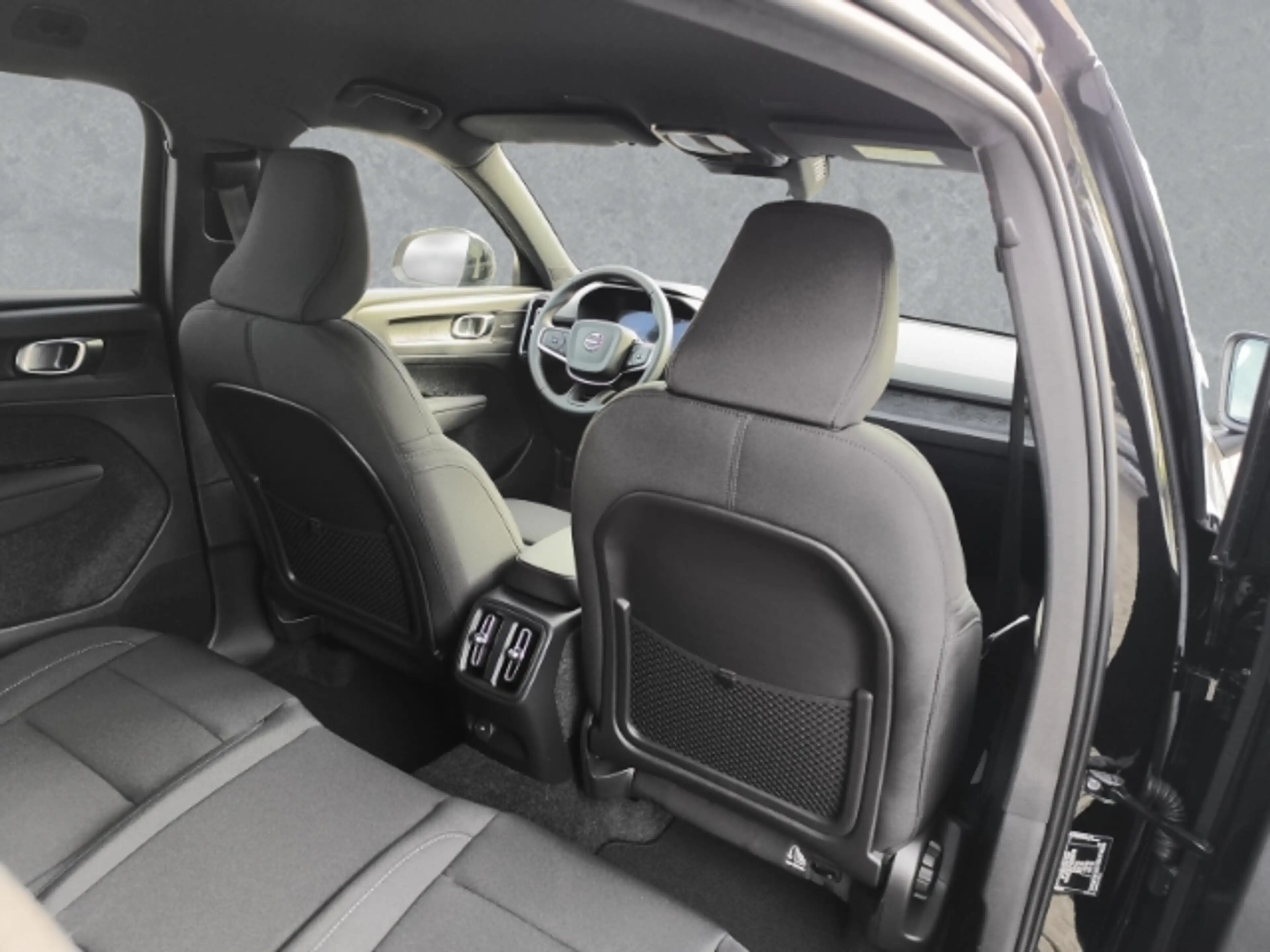 Volvo EX40 Plus Black Edition Single Motor RWD StandHZG El. P — photo 12