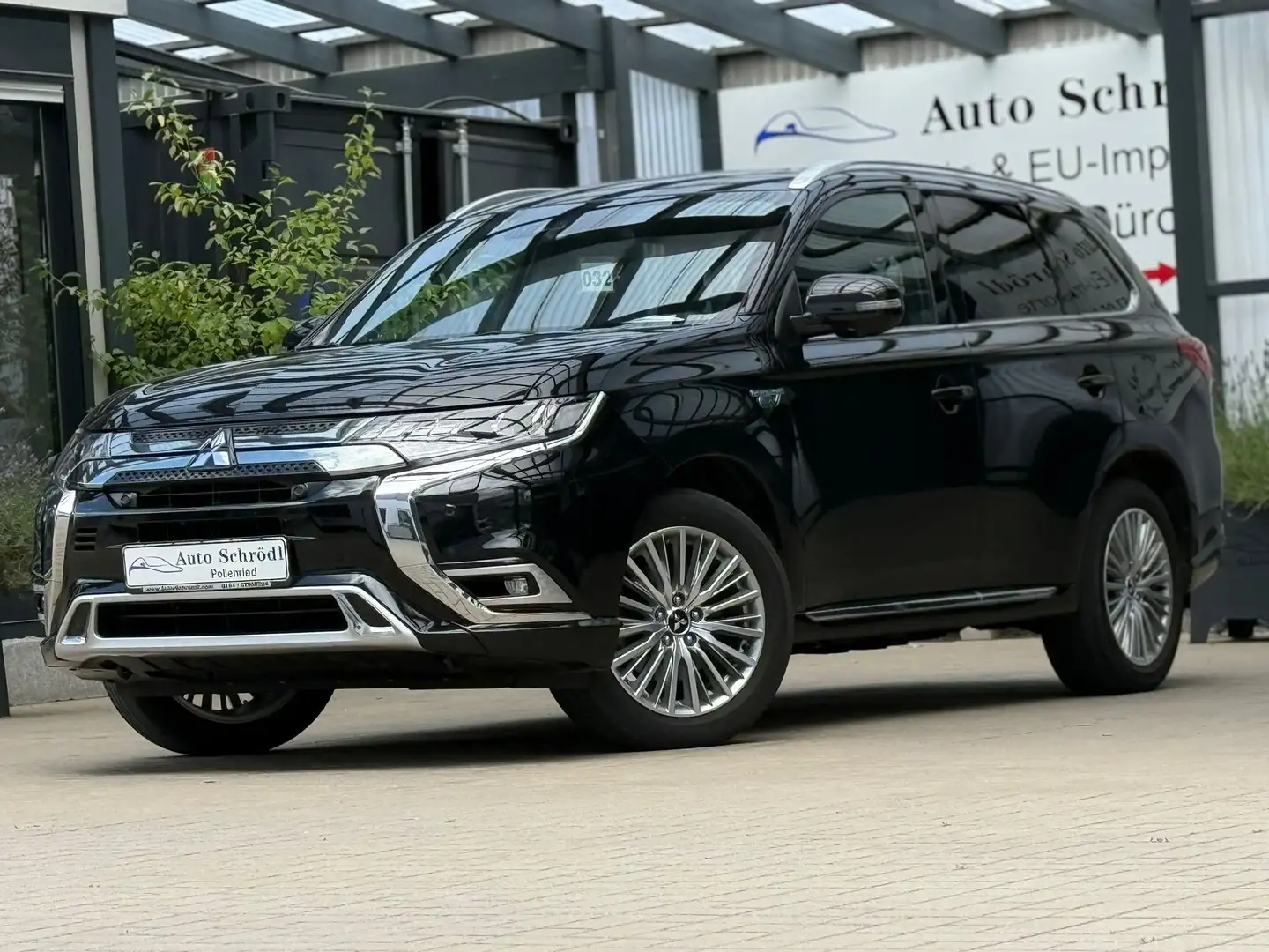 Mitsubishi Outlander Top 2.4 MIVEC PHEV, AHK, ACC, Glasdach, Standheiz. Schwarz - 1