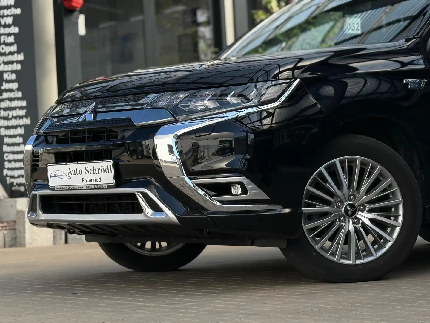 Mitsubishi Outlander Top 2.4 MIVEC PHEV, AHK, ACC, Glasdach, Standheiz. Schwarz - 2