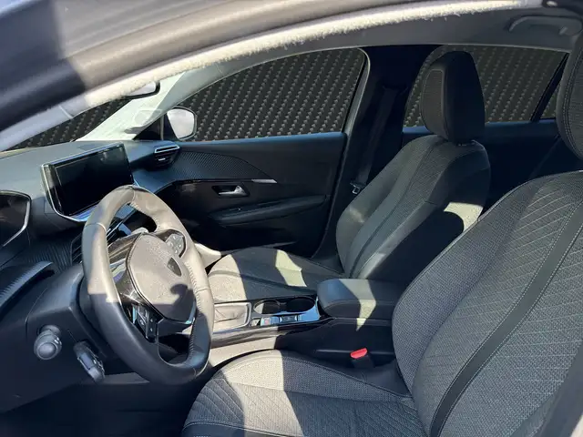 Peugeot 208 view 11