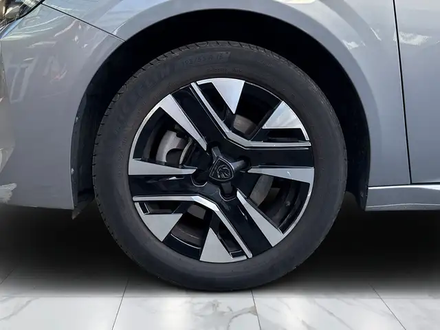 Peugeot 208 view 9