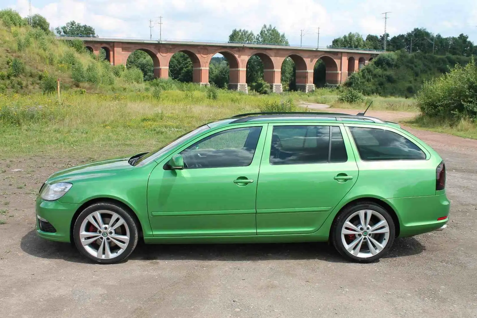 Skoda Octavia Combi 2.0 TDI DPF RS Grün - 2