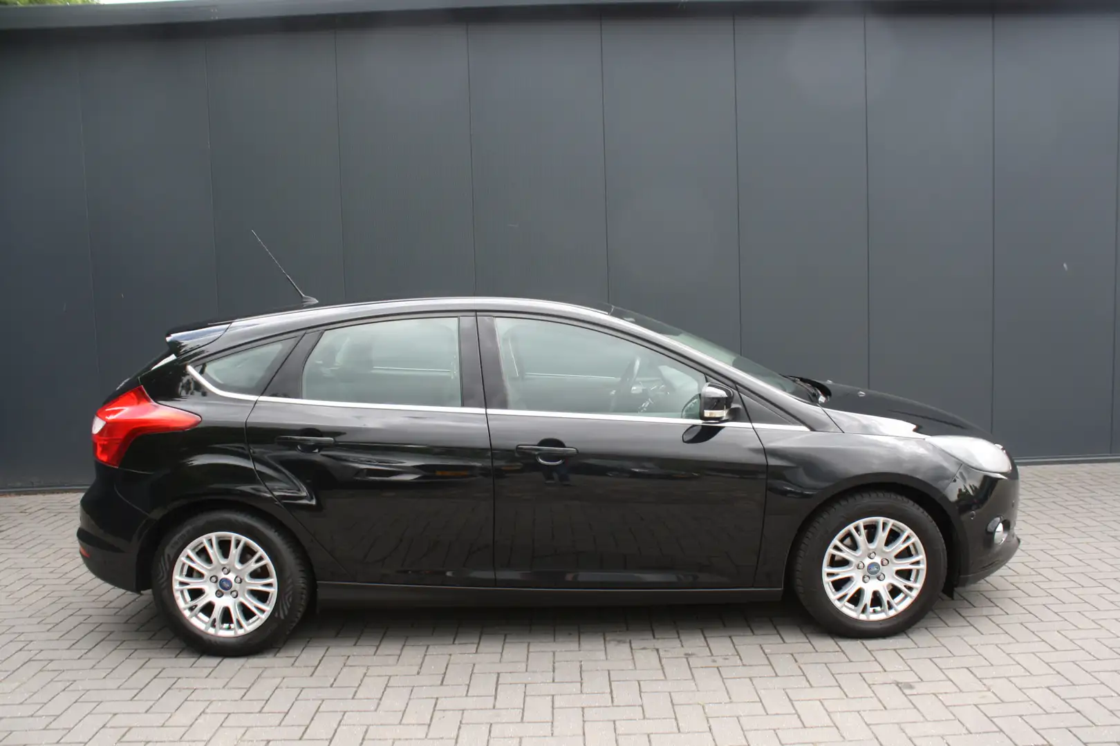 Ford Focus 1.6 150PK EcoBoost Titanium - PDC - CLIMA - 5-DEUR Zwart - 2