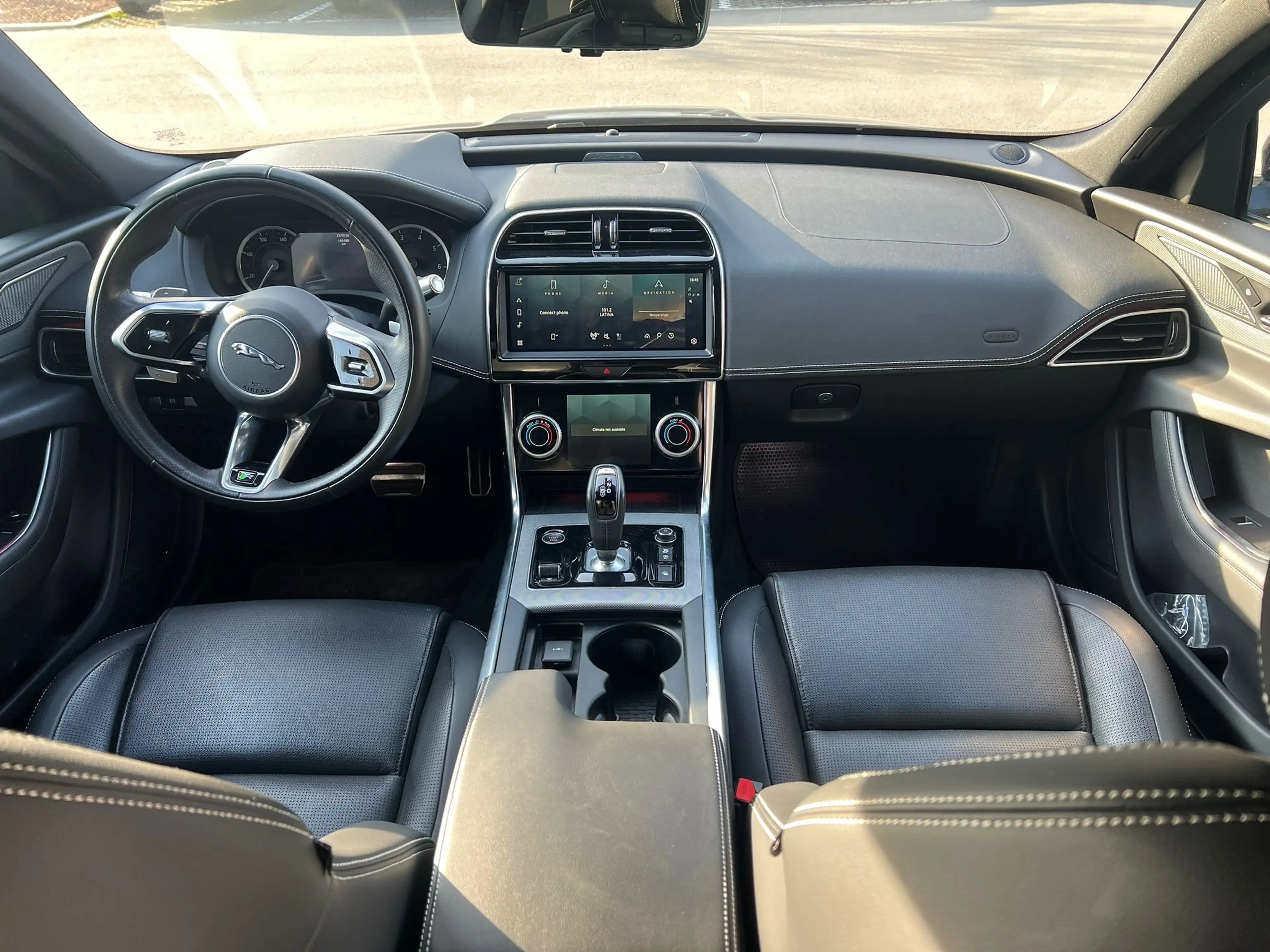 Jaguar XE P300 AWD R-Dynamic Black — photo 6
