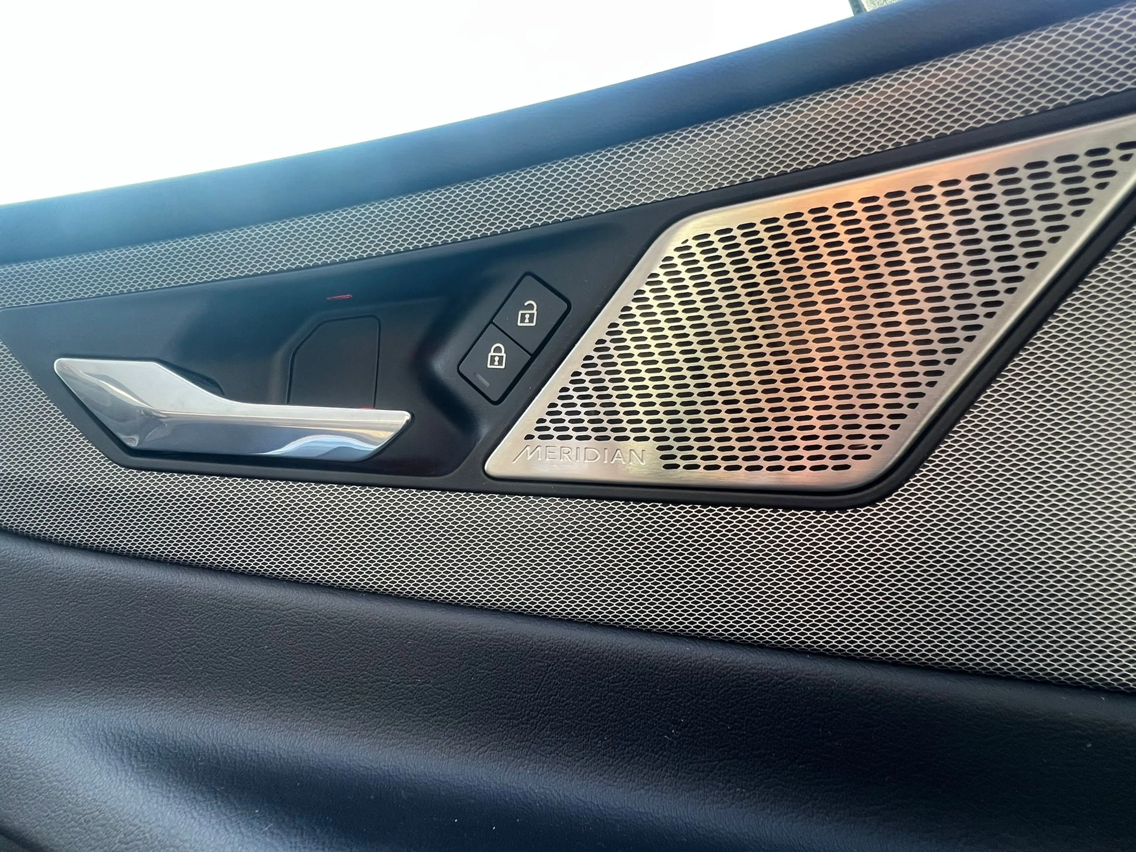 Jaguar XE P300 AWD R-Dynamic Black — photo 10