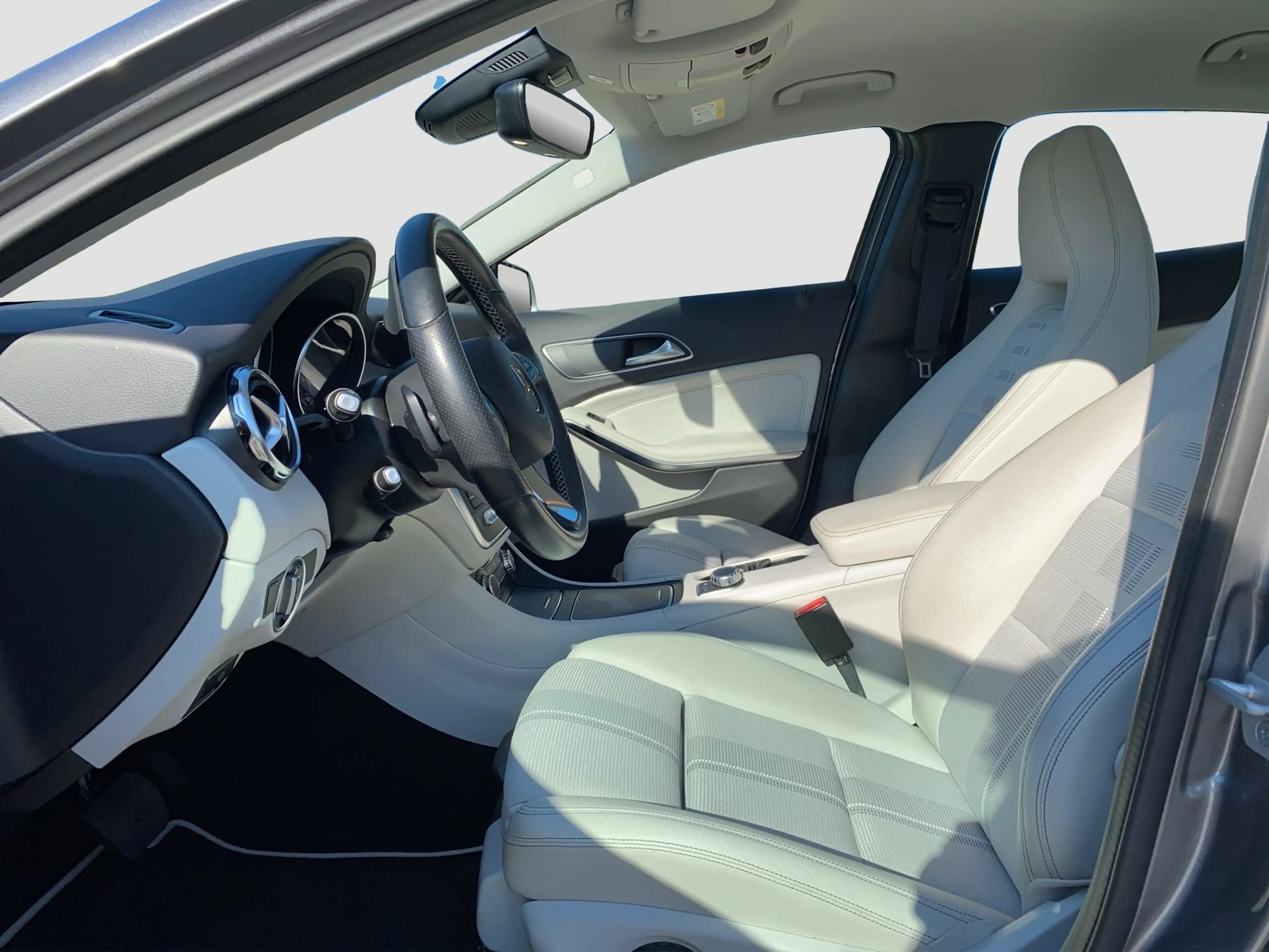 Mercedes-Benz GLA 200 MB  Urban LED Tempo 360° Keyless Carplay — photo 10