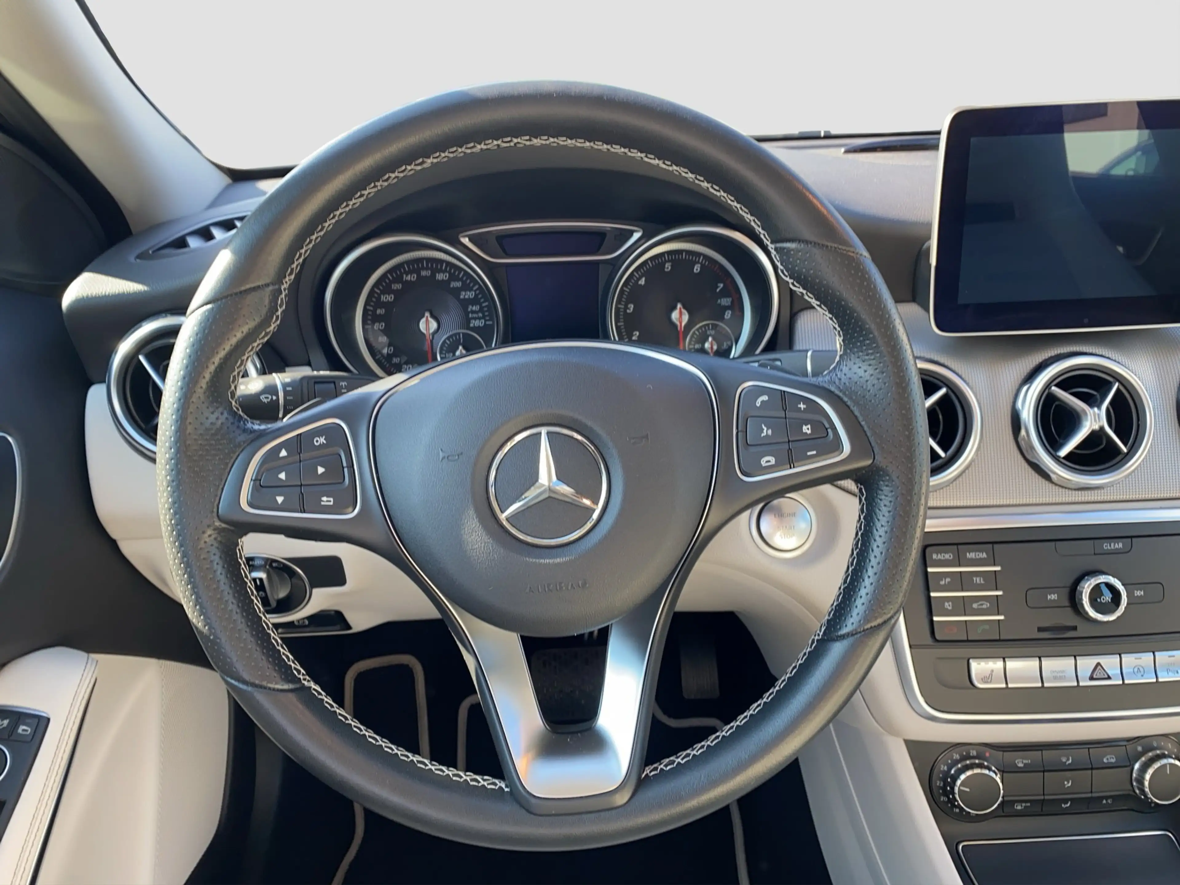 Mercedes-Benz GLA 200 MB  Urban LED Tempo 360° Keyless Carplay — photo 12