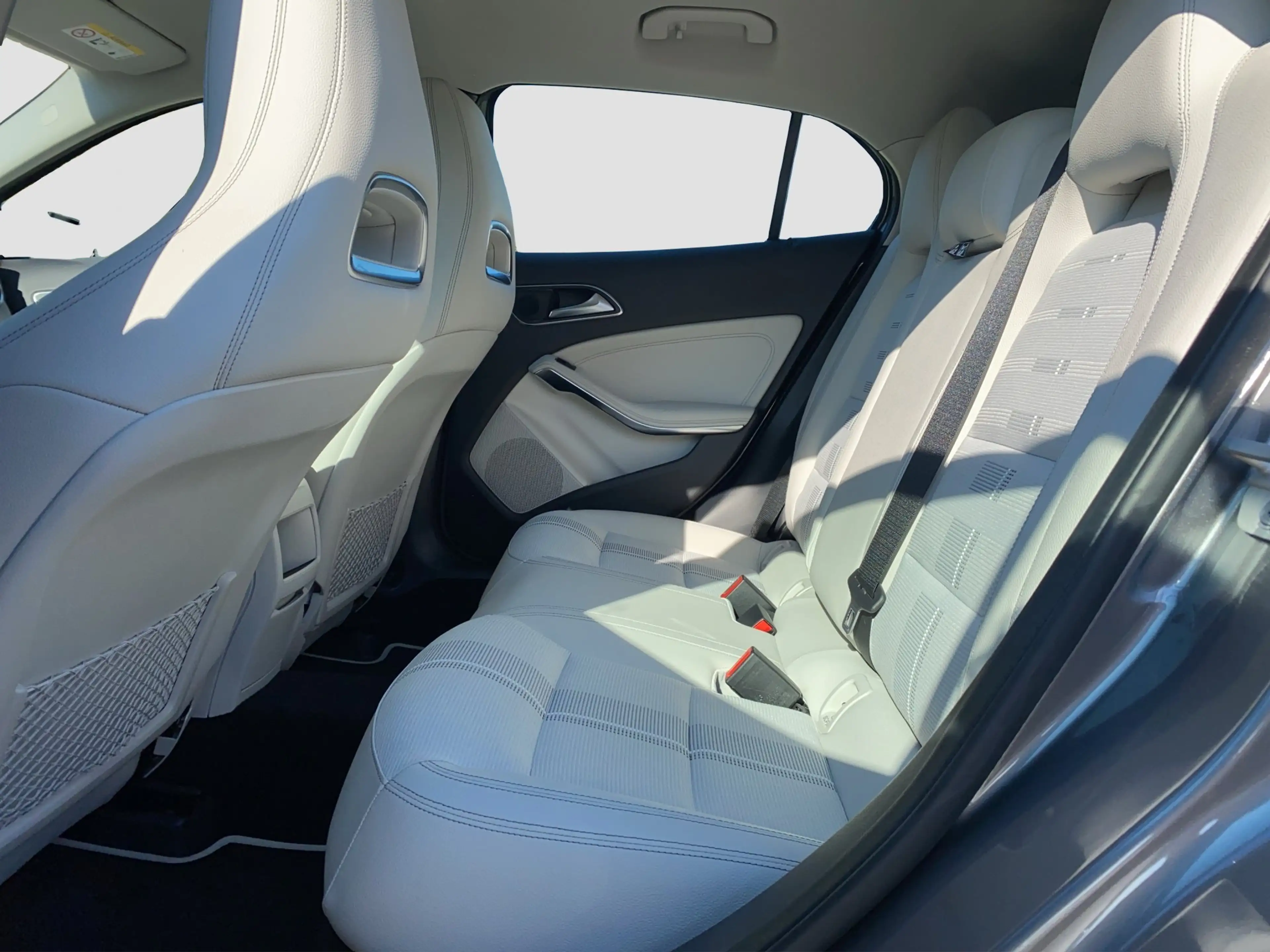 Mercedes-Benz GLA 200 MB  Urban LED Tempo 360° Keyless Carplay — photo 14