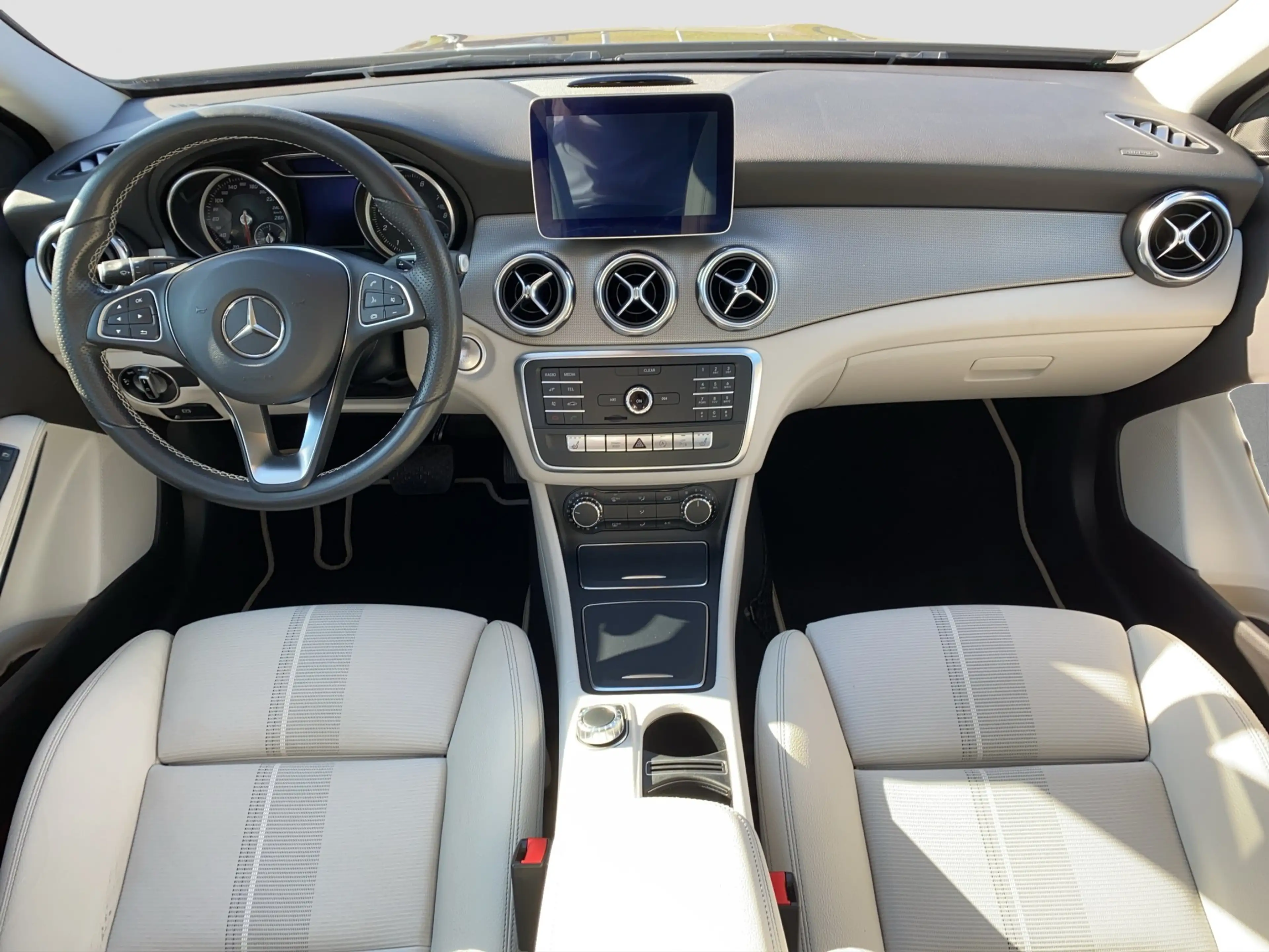 Mercedes-Benz GLA 200 MB  Urban LED Tempo 360° Keyless Carplay — photo 11
