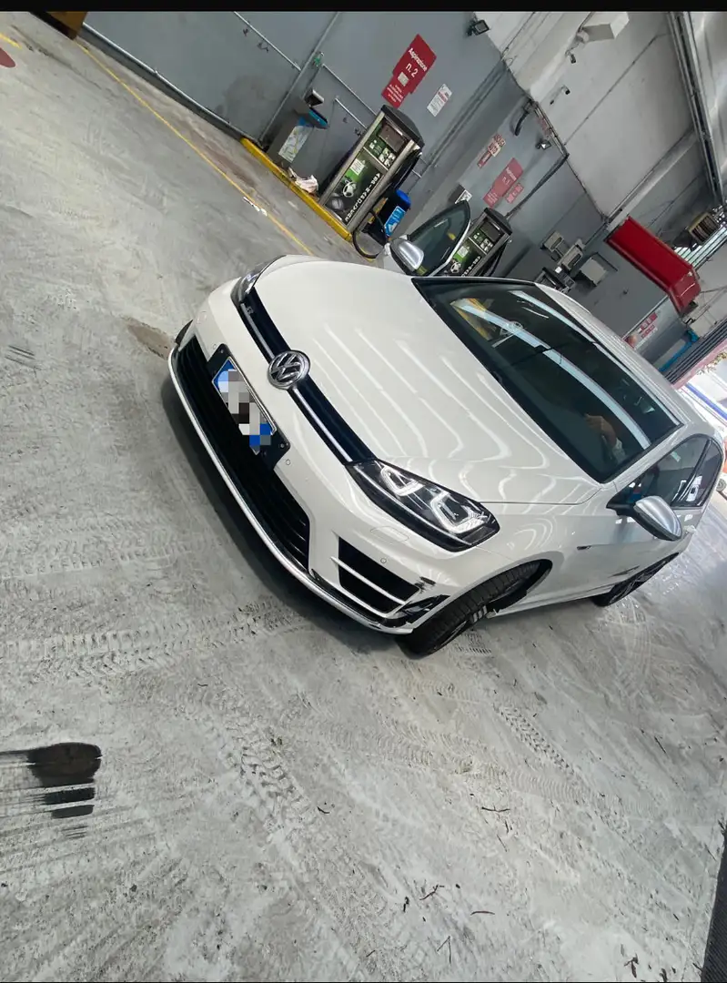 Volkswagen Golf R - 1