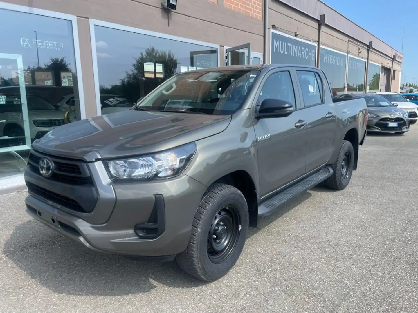 Toyota Hilux 2.4 D-4D A/T 4WD 4 porte Double Cab Comfort Grigio - 2
