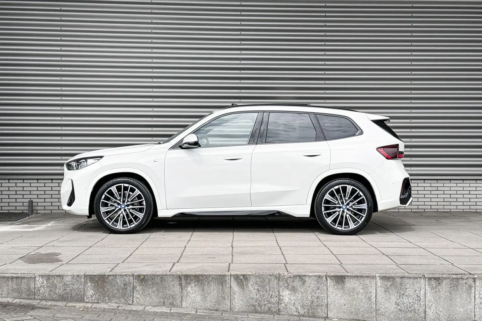 BMW iX1 xDrive30 67 kWh / Selections Wit - 2