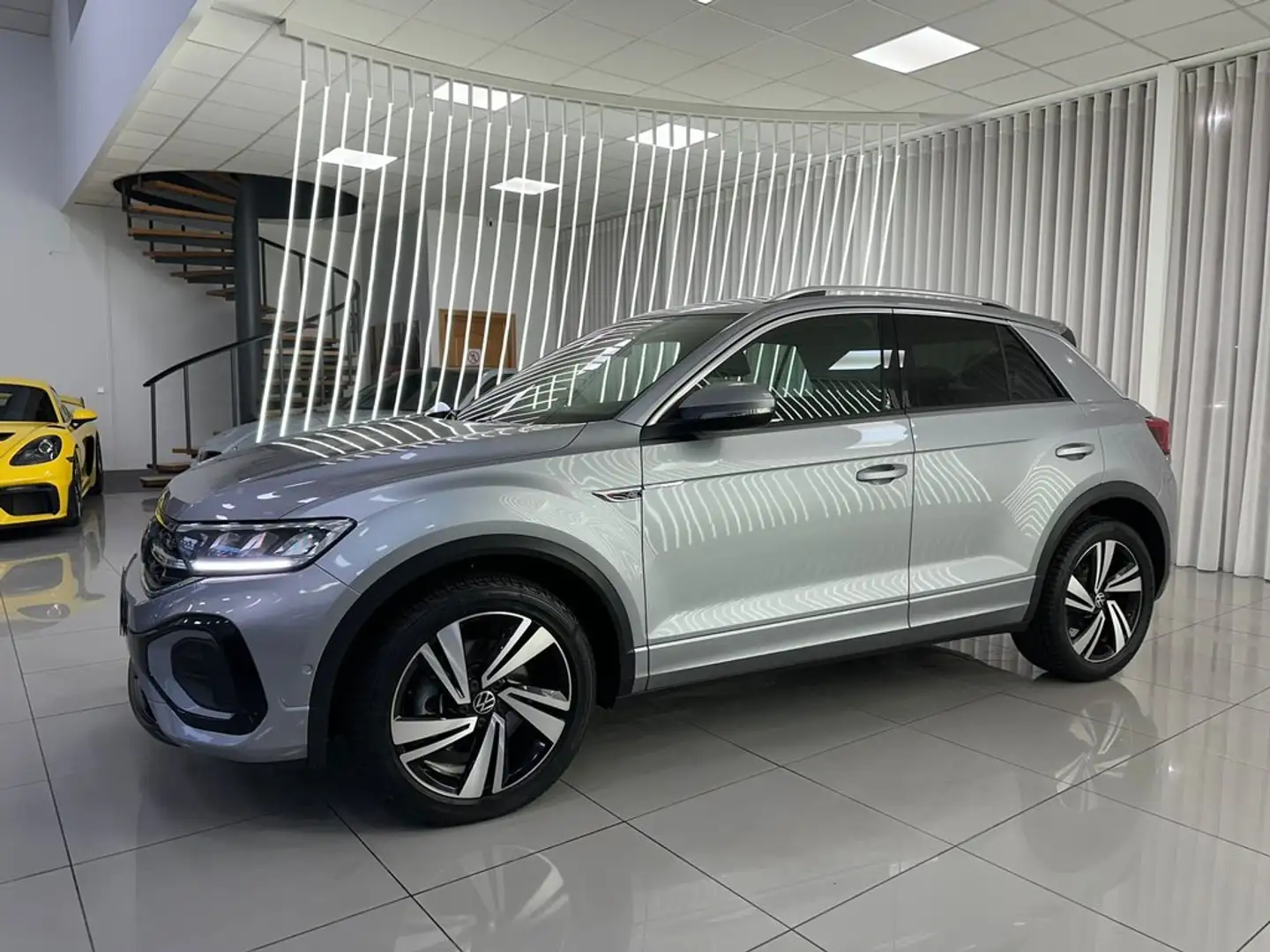 Volkswagen T-Roc 2.0TDI R-Line DSG7 110KW Gris - 2