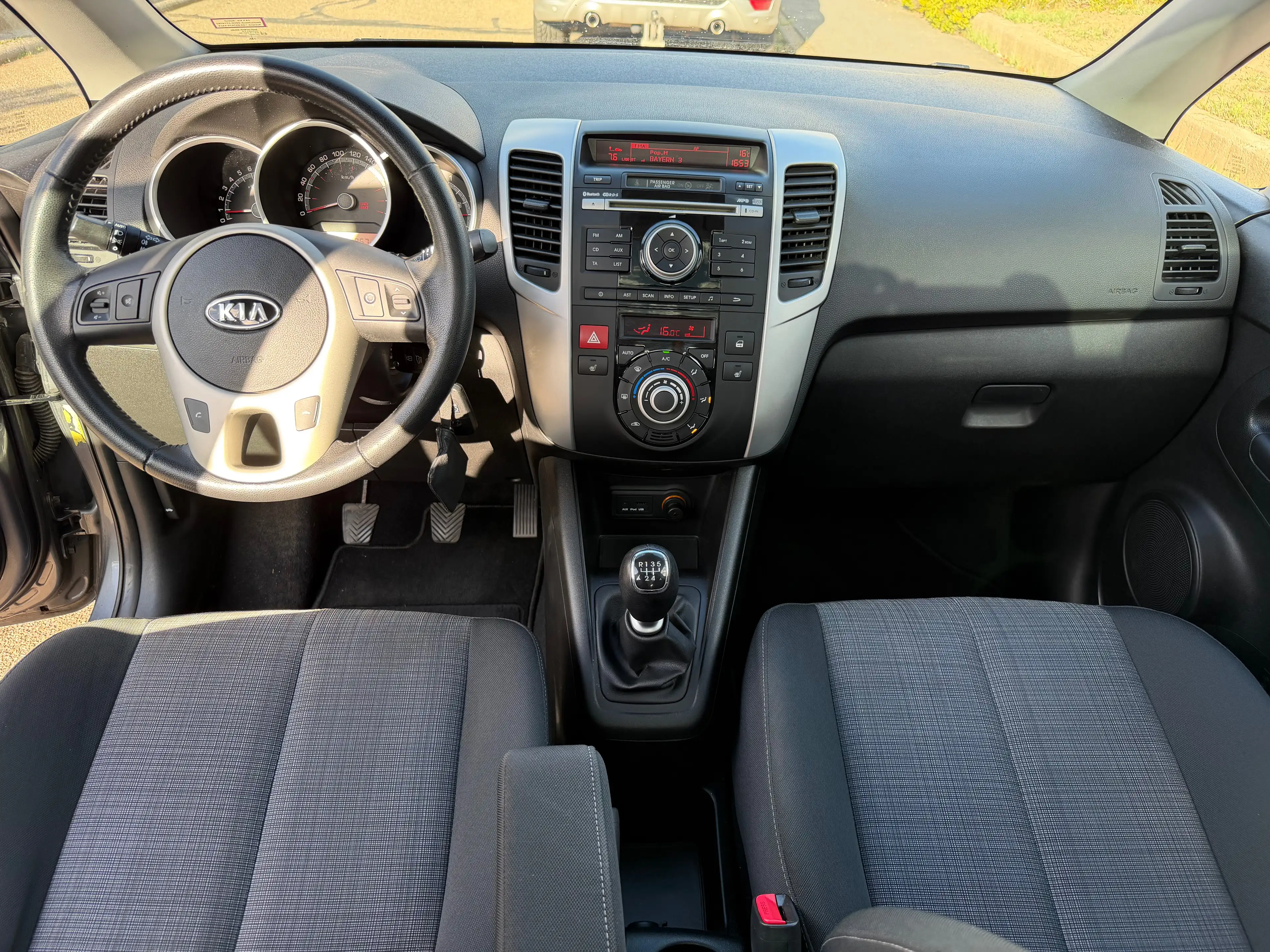 Kia Venga 1.4 Spirit *1. Hand*Nur 32.967km*Pano*Klima*PDC*Sitzheizung*Allwetter* — photo 6