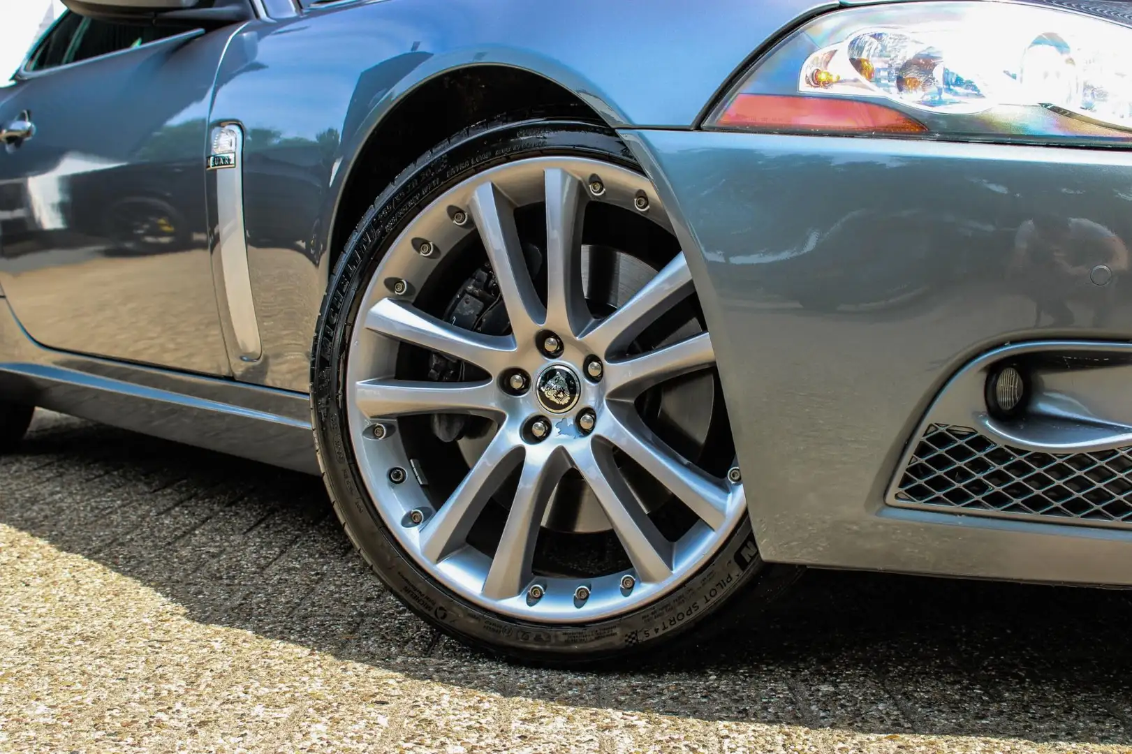 Jaguar XKR 4.2 V8 Coupé NAP ORIGINEEL NL MEMORY ALPINE SOUND Grijs - 2