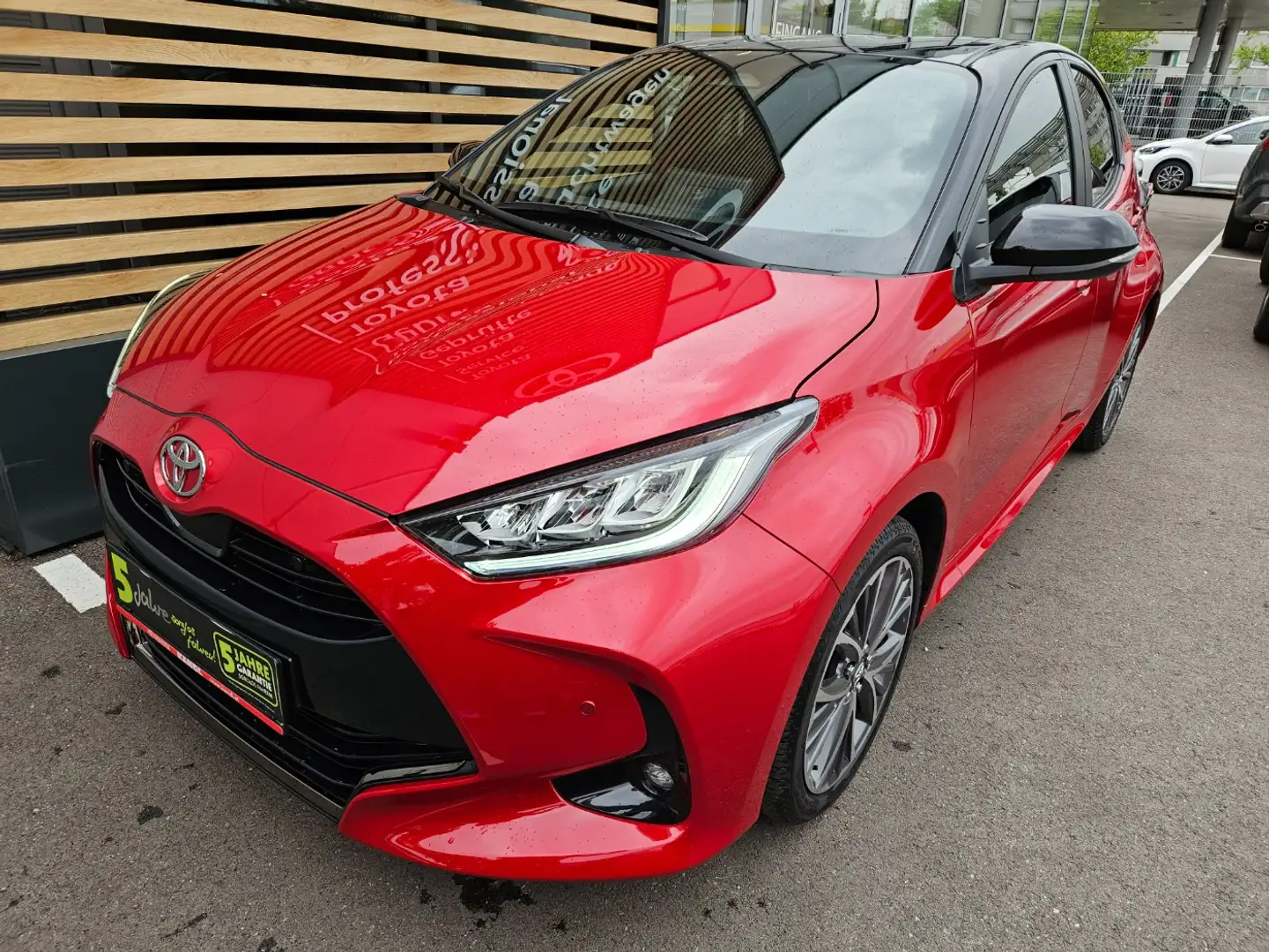 Toyota Yaris 1.5 VVT-i Hybrid Style Rot - 2