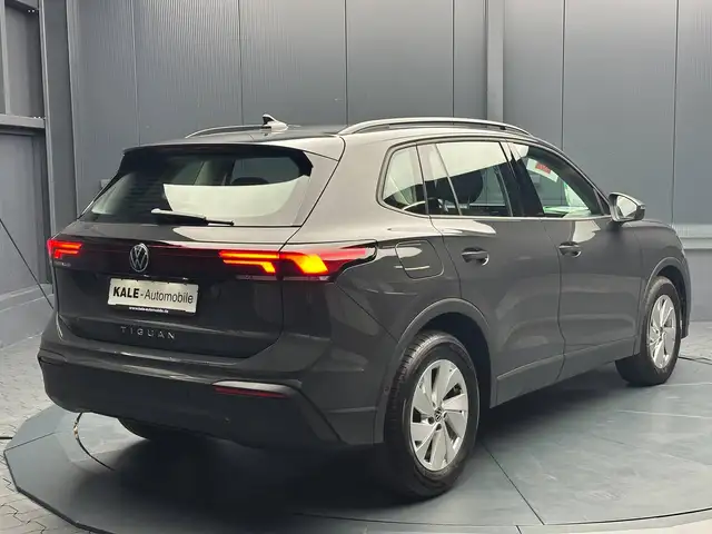 Volkswagen Tiguan view 5