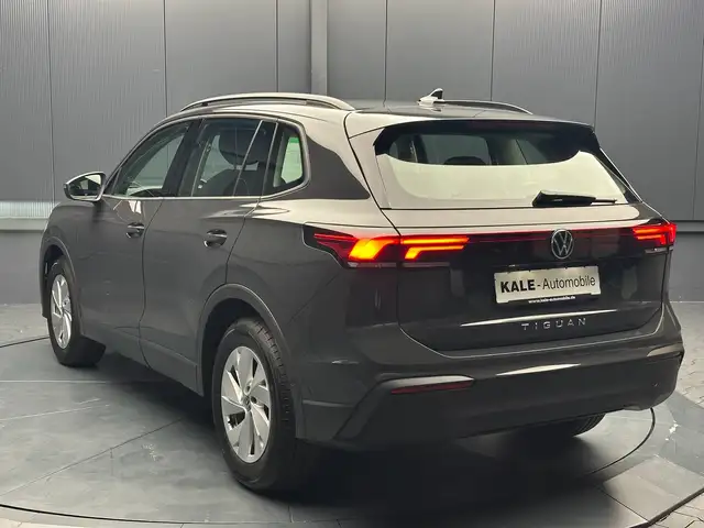 Volkswagen Tiguan view 3