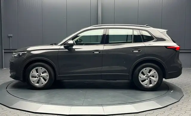 Volkswagen Tiguan view 2