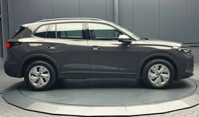 Volkswagen Tiguan view 6