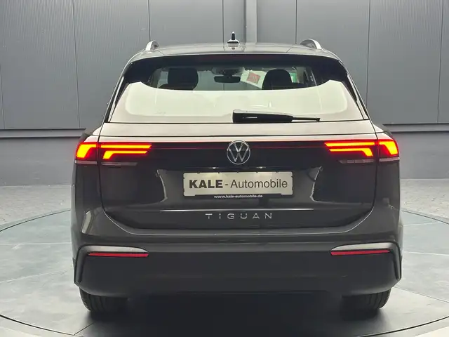 Volkswagen Tiguan view 4