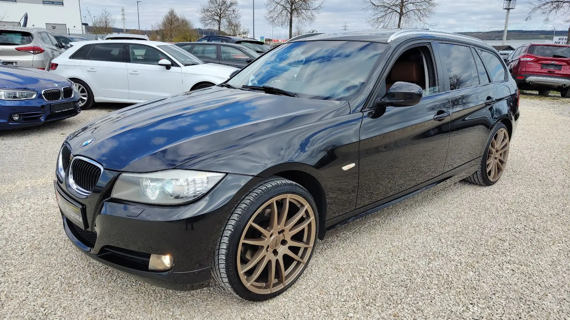 BMW 320 d xDrive 4x4 Automatik* Xenon*Navi*Leder*Pan Schwarz - 1