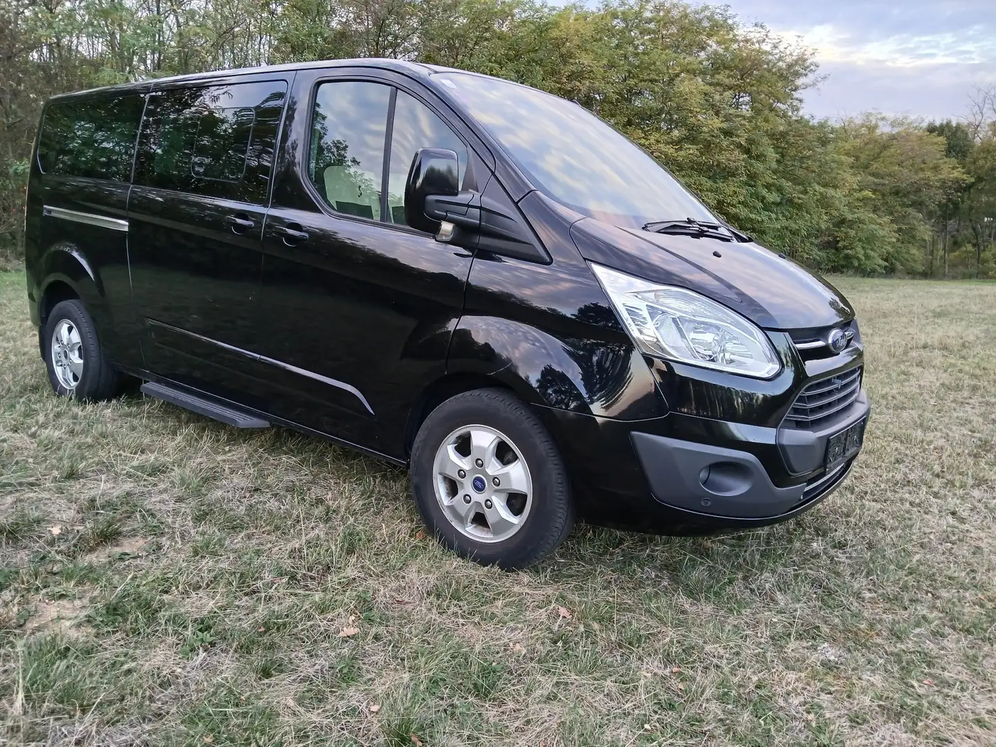 Ford Tourneo Custom L2H1 Titanium 2,0 TDCi Schwarz - 1