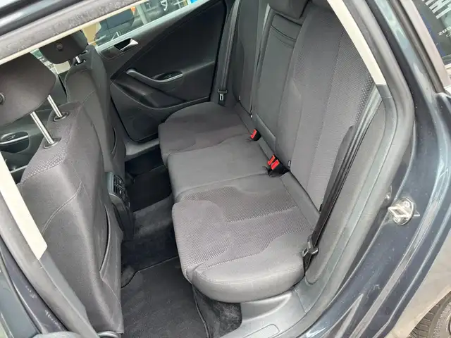 Volkswagen Passat view 9