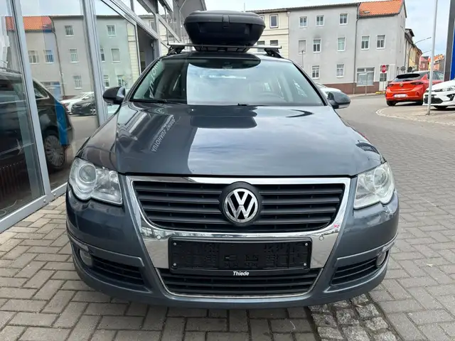Volkswagen Passat view 2