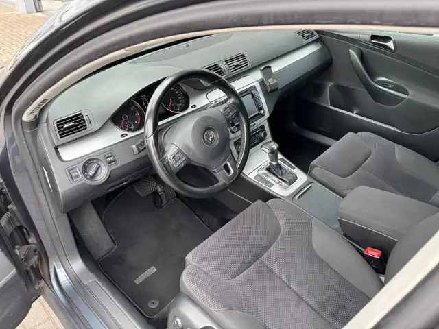 Volkswagen Passat view 11