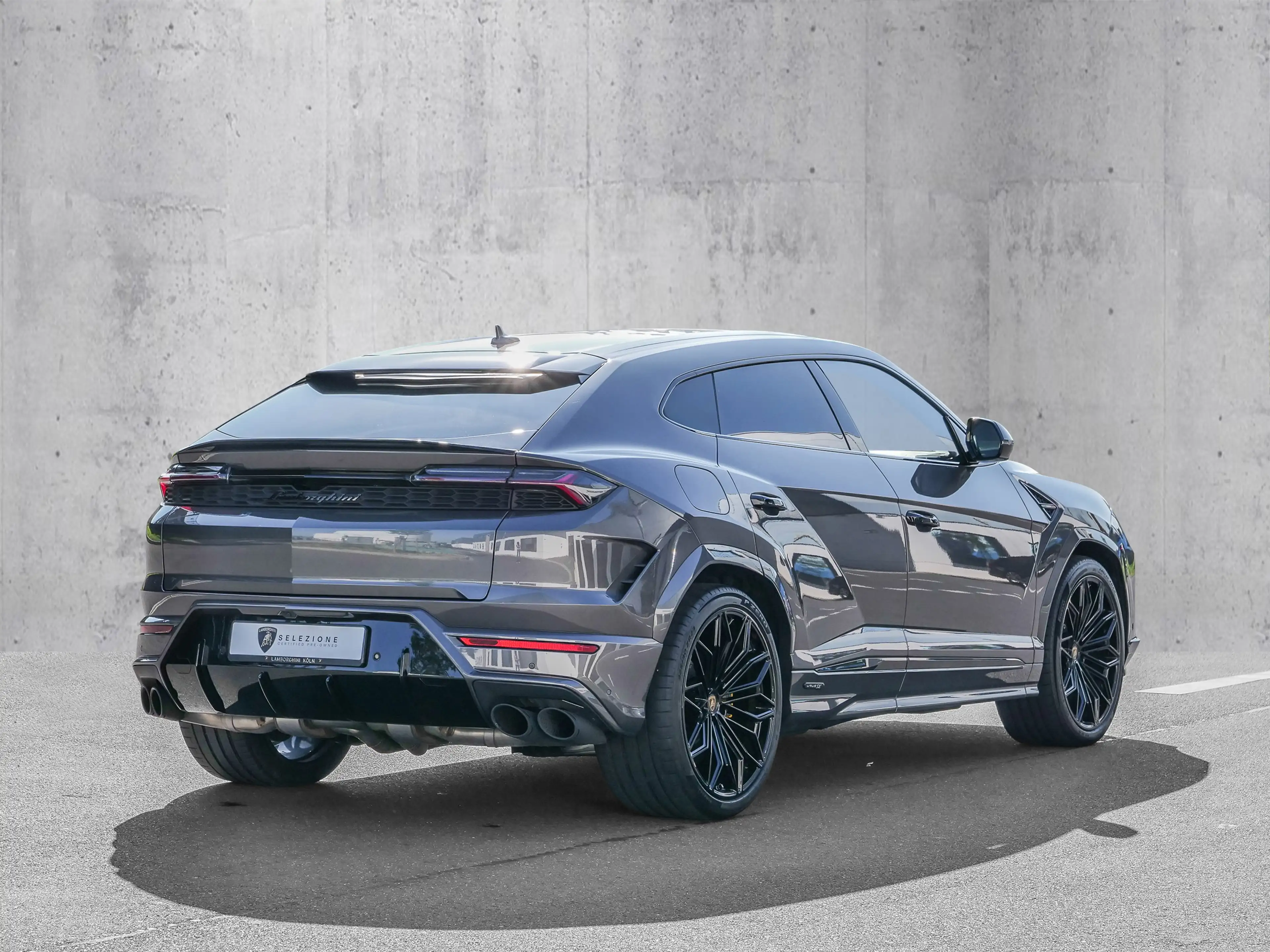Lamborghini Urus SE Grigio Keres, Panoramic Roof, Style Pack — photo 3