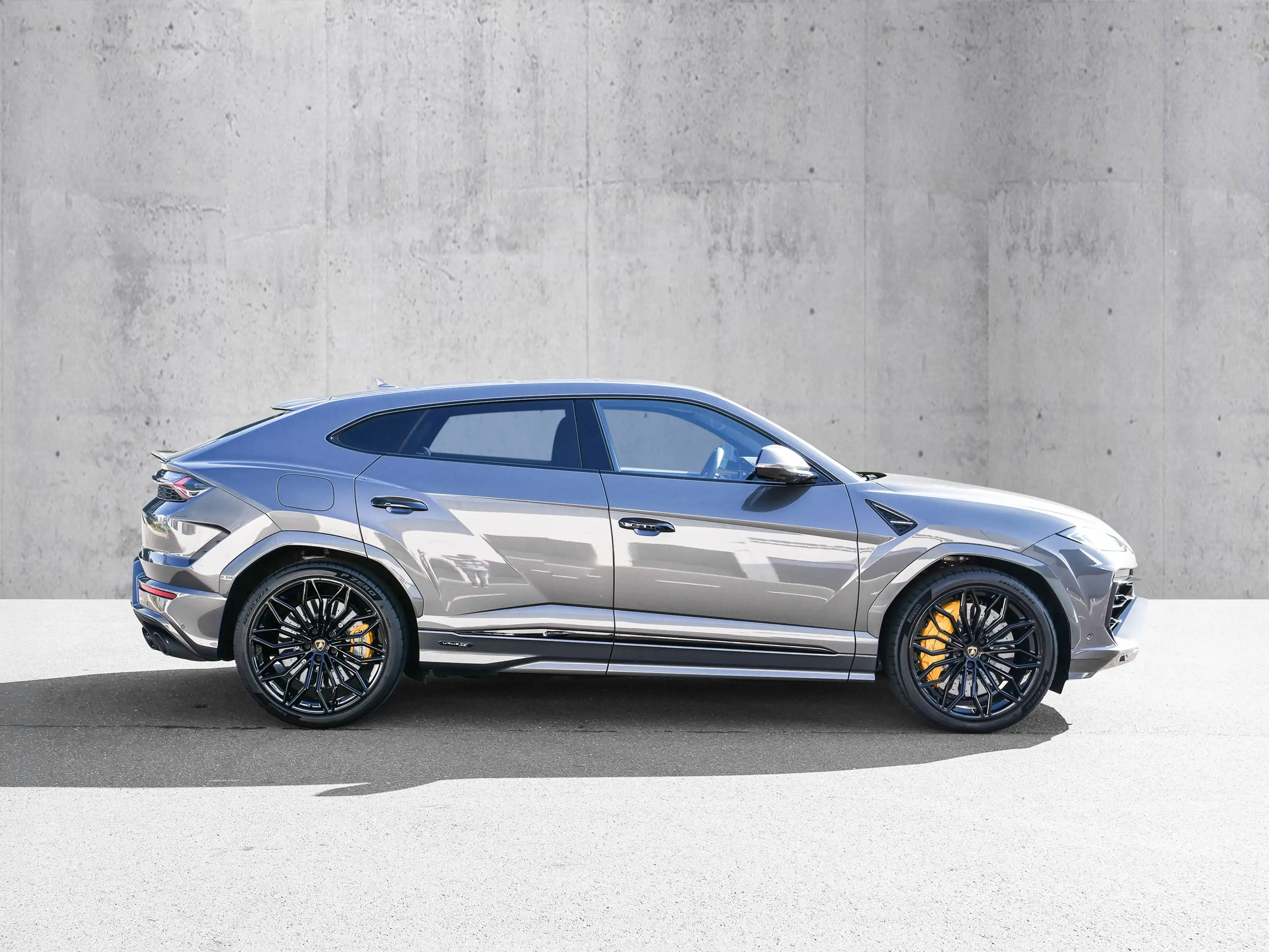 Lamborghini Urus SE Grigio Keres, Panoramic Roof, Style Pack — photo 2