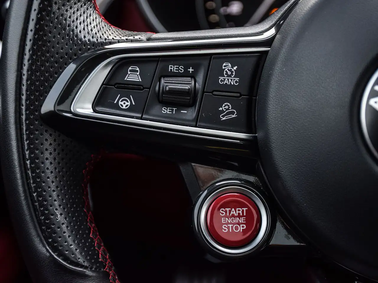 Alfa Romeo Stelvio снимка Alfa Romeo Stelvio