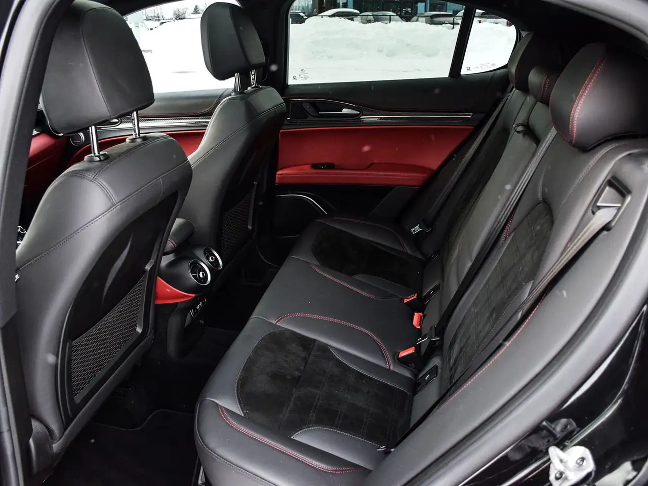 Alfa Romeo Stelvio снимка Alfa Romeo Stelvio